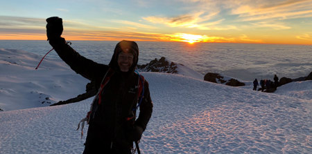 Giancarlo Francese, Diretor da Teva para o Impacto e Responsabilidade Social escalando o Mt. Kilimanjaro